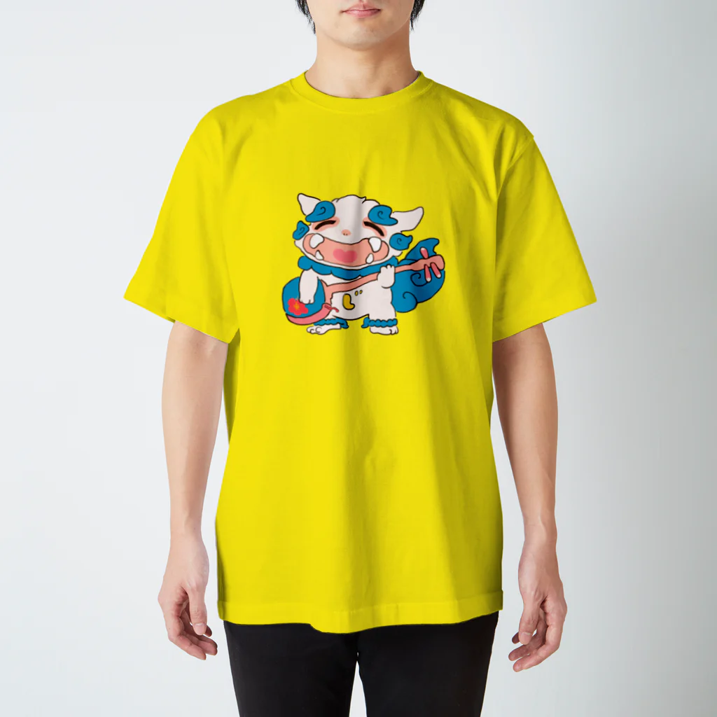 三線工房じなんの三線好きのシーサーくん Regular Fit T-Shirt