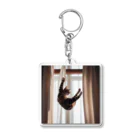 takeoutのカーテンにつかまっているネコ Acrylic Key Chain
