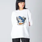 サメ わりとおもいのエビフライを食べようとするサメ Big Long Sleeve T-Shirt