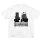 宇宙飛行士の日常の砂場に旗を立てる宇宙飛行士 Big T-Shirt