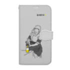 ビールとアート TM-3 Designの名画 × BEER（牛乳を注ぐ女・牛乳かビールか、それが問題だ。）黒線画-淡グレー Book-Style Smartphone Case