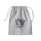 サメ わりとおもいのエビフライを食べようとするサメ Mini Drawstring Bag