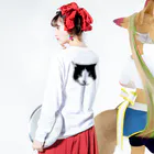ハチワレちゃんのハチワレ猫　モノクロ02 Long Sleeve T-Shirt :model wear (back, sleeve)