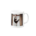 takeoutのカーテンにつかまっているネコ Mug :right side of the handle