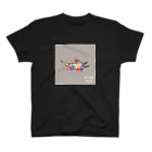 【全盲の絵描き】オバケのタムタムの【全盲の画家】ワニと小鳥 Regular Fit T-Shirt