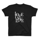 ゆるく主張するロゴ屋のLove is Love Tシャツ　ブラック Regular Fit T-Shirt