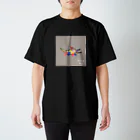 【全盲の絵描き】オバケのタムタムの【全盲の画家】ワニと小鳥 Regular Fit T-Shirt
