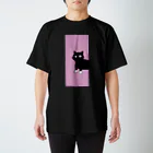 まろ屋のくつ下をはいたネコが玄関で Regular Fit T-Shirt