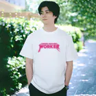 地下労働者GOODSストアのピンク地下労働者ロゴTシャツ2022 Regular Fit T-Shirt
