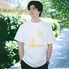 『Nothing Is Real』-- IN SUZURIの仏印h.t.(下品 下生）黄色 Regular Fit T-Shirt