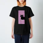 まろ屋のくつ下をはいたネコが玄関で Regular Fit T-Shirt