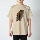 Makiko Goto goods storeのこちらを観察するシマフクロウ Regular Fit T-Shirt