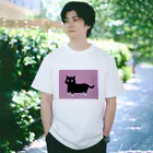 まろ屋のくつ下をはいたネコ（ピンク） Regular Fit T-Shirt