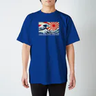 TシャツジャパンSUZURI店🇯🇵のDRAMATIC JAPAN（旭日旗と葛飾北斎「神奈川沖浪裏」）白文字 Regular Fit T-Shirt