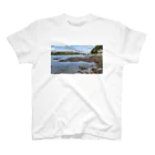 ラムはビーグル似の男子犬 ショップのポツンと一犬や　夏・海辺の写真 Regular Fit T-Shirt