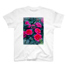 ナスタチウムのお花図鑑の雨の日のバラの世界 Regular Fit T-Shirt