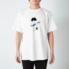 SUIMINグッズのお店の【中・フチあり】盗んだサンマと歩き出すねこ Regular Fit T-Shirt
