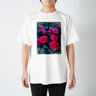 ナスタチウムのお花図鑑の雨の日のバラの世界 Regular Fit T-Shirt
