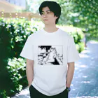 山形屋米店の肘をついてくつろぐ猫 Regular Fit T-Shirt