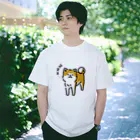 おもかわ〜おもしろい・かわいい専門店〜の立ち寝秋田犬 Regular Fit T-Shirt