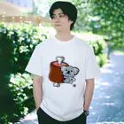 ブラックマスクの食いしんぼうコアラ Regular Fit T-Shirt