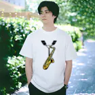 オカヤマの肩からサックスをぶら下げる Regular Fit T-Shirt