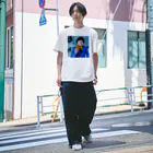サツマカワRPGのサツマカワRPGが雪の中どら焼きを食べるTシャツ Regular Fit T-Shirt
