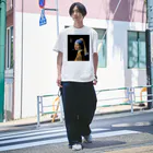 DRIPPEDのくわえタバコの少女 咥えタバコの少女-真珠の耳飾りの少女- Regular Fit T-Shirt