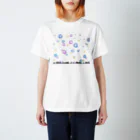 クロの店のしゃぼん玉と街並み Regular Fit T-Shirt