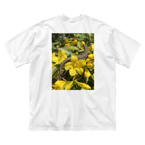 カナヘビと花 Big T-Shirt