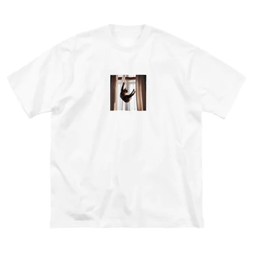 カーテンにつかまっているネコ Big T-Shirt