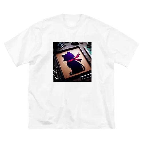 額の中のクロネコ顔が見えないけど品がよく見えるかしら Big T-Shirt