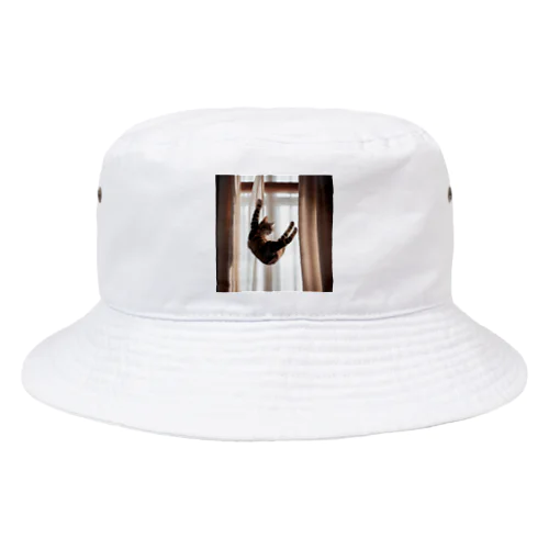 カーテンにつかまっているネコ Bucket Hat