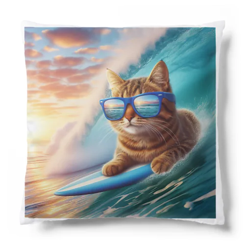 波が高くても自由自在にサーフィンを楽しむ猫 Cushion