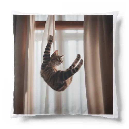 カーテンにつかまっているネコ Cushion