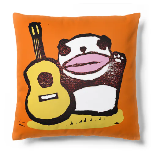 「クラシックギターを持つパンダ」（背景あり） Cushion