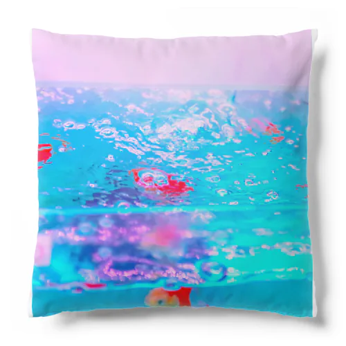 胸に金魚鉢を抱える Cushion