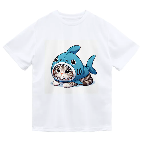 サメのフードを被った可愛らしい子猫 Dry T-Shirt