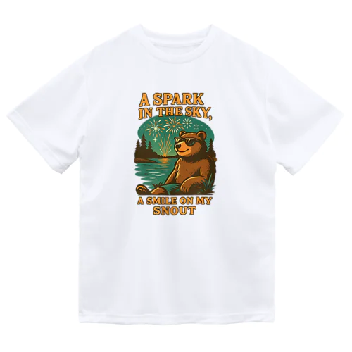 花火を楽しむクマ Spark in the Sky Dry T-Shirt