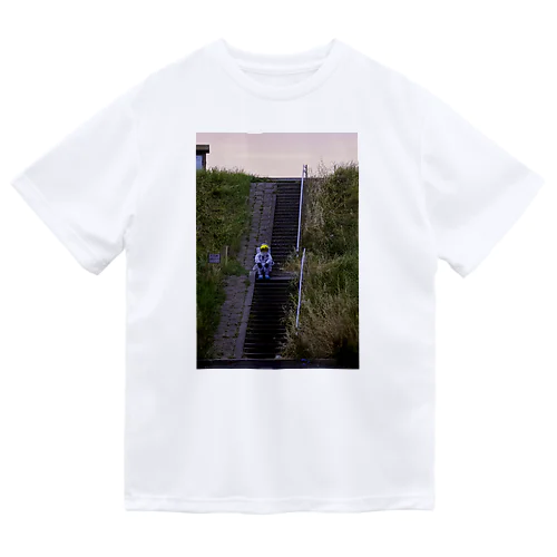 黄昏れる宇宙飛行士 Dry T-Shirt