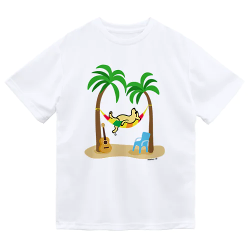 ヤシの木の下でお昼寝するイエローラブラドール Dry T-Shirt