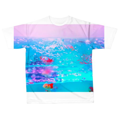 胸に金魚鉢を抱える All-Over Print T-Shirt