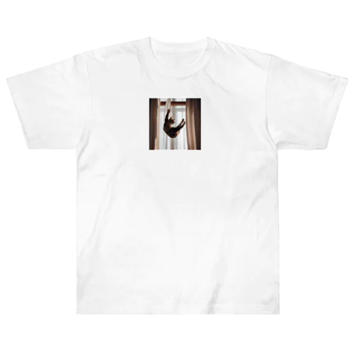 カーテンにつかまっているネコ Heavyweight T-Shirt