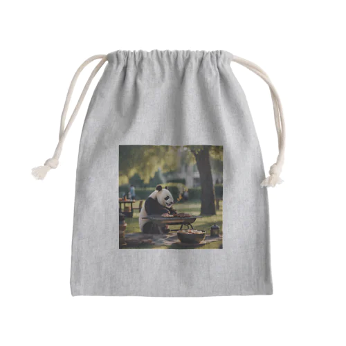 バーベキューをしているパンダ Mini Drawstring Bag