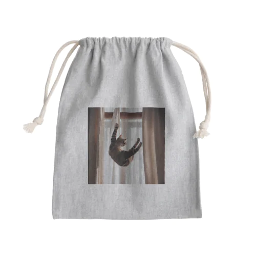 カーテンにつかまっているネコ Mini Drawstring Bag