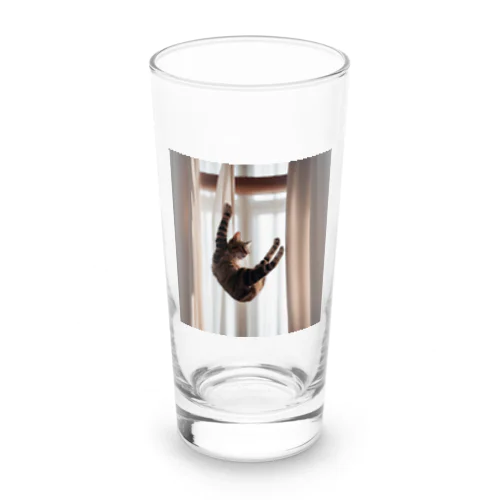 カーテンにつかまっているネコ Long Sized Water Glass
