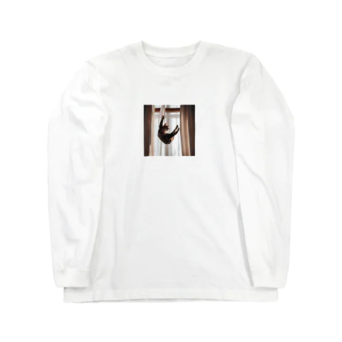 カーテンにつかまっているネコ Long Sleeve T-Shirt