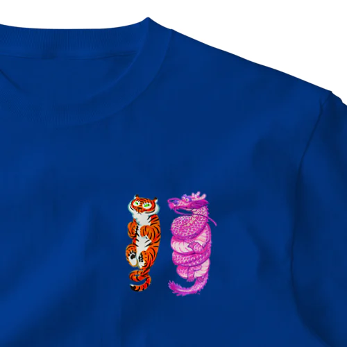 トラちゃんと龍（龍虎ぐるんぐるんの図） One Point T-Shirt