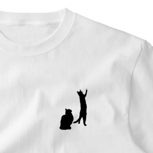 何かを見つめる黒猫たち One Point T-Shirt