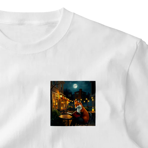 夜のカフェテラスで本を読むキツネの絵 One Point T-Shirt